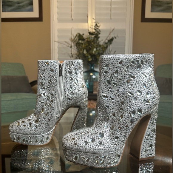 New Jessica Simpson Womens Sz6/36.5
Dollyi Crystal Embellished Bootie
Silver‎ - Picture 5 of 10